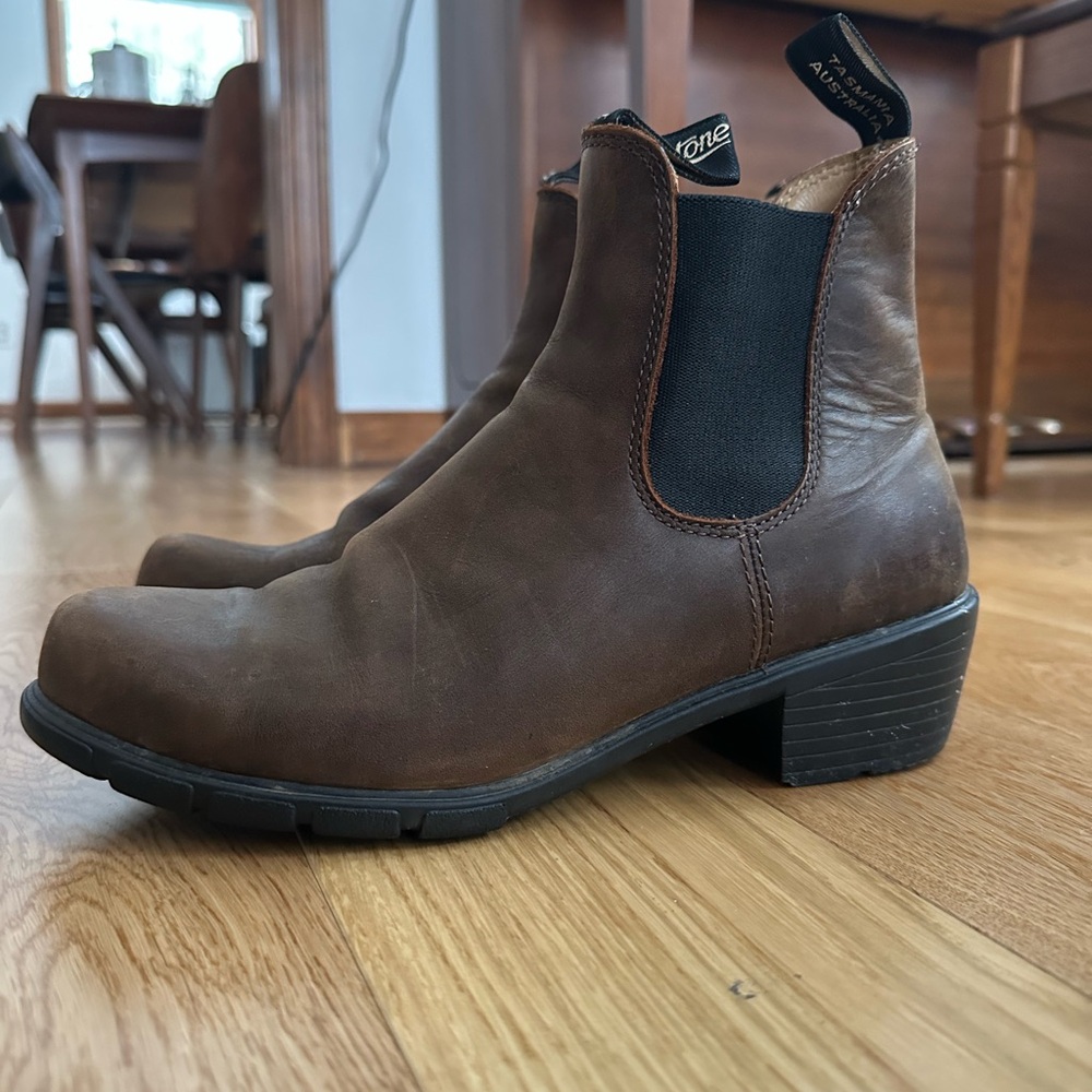 Blundstone Brown Chelsea Boots with Heel - Picture 5 of 5
